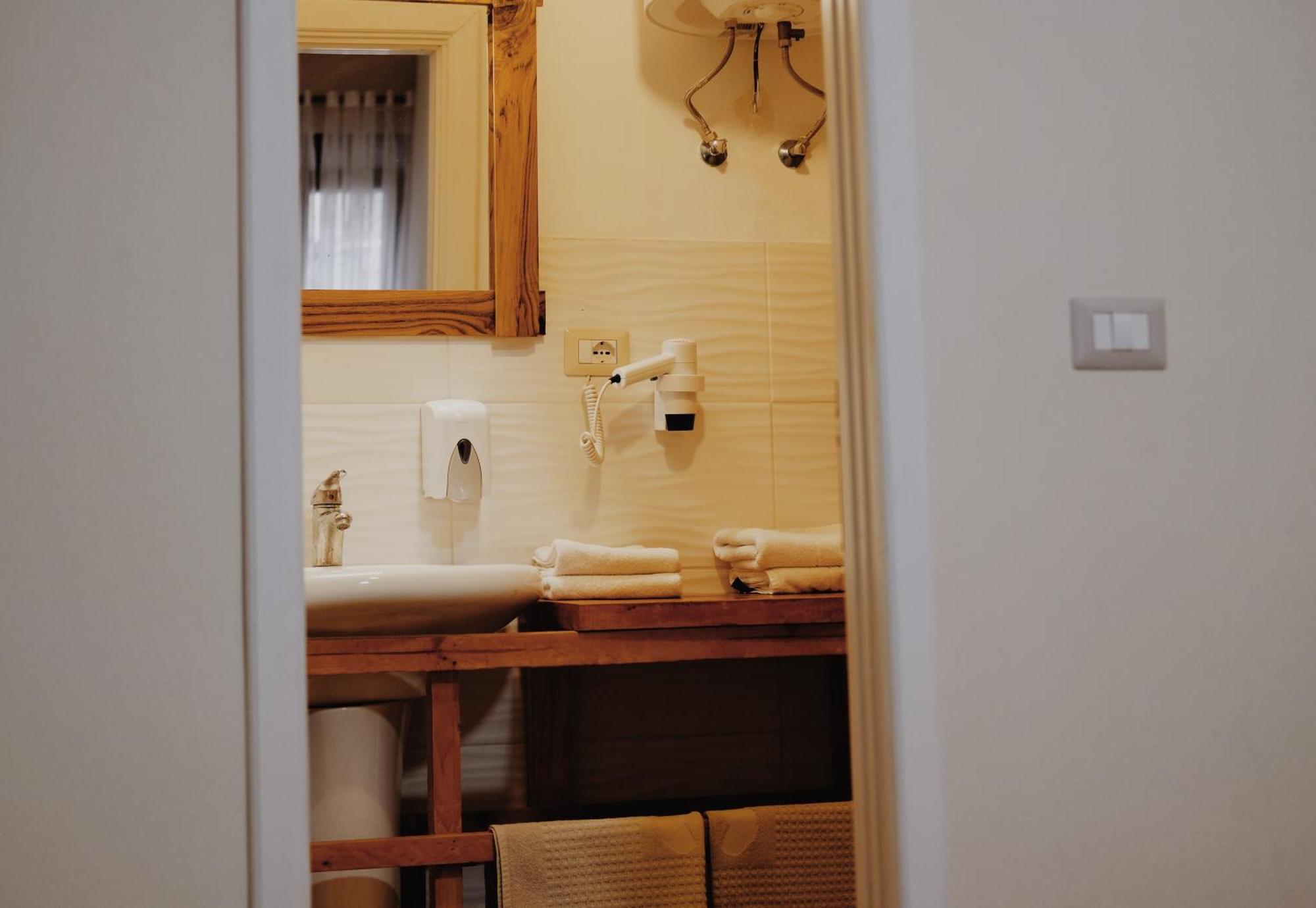At Pikotiko'S - Korca City Rooms For Rent Экстерьер фото